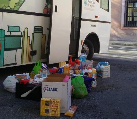 Imagen Los Bibliobuses de la Diputación continúan recogiendo alimentos no perecederos para Cáritas hasta finales de febrero