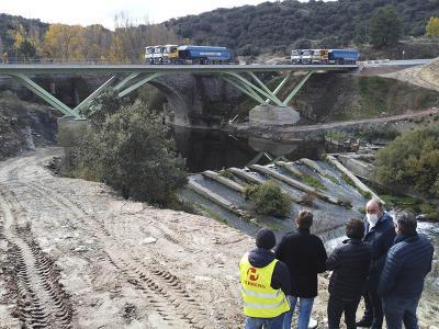 Imagen El Área de Acción Territorial de la Diputación procede a la prueba de carga del puente sobre el río Eresma en Bernardos