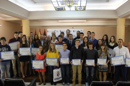 Imagen El Presidente de la Diputación hace entrega de las becas a 30 deportistas de la provincia