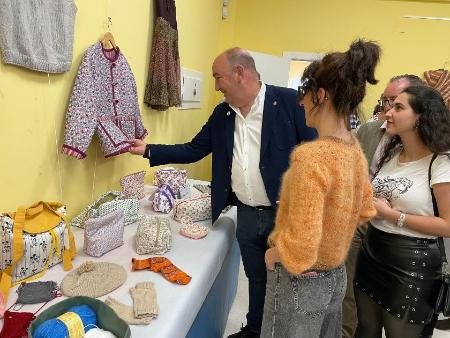 Imagen Miguel Ángel de Vicente recorre las exposiciones de Villeguillo, Villacastín y Parque Robledo con los trabajos de las Aulas de Manualidades