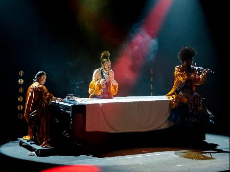 Imagen La copla y el humor de El Trío Caracol invocan a 'Todos los espíritus santos' sobre el escenario del Juan Bravo