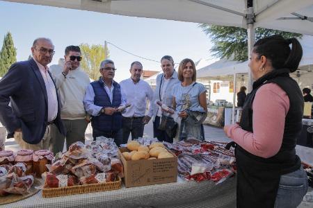 Imagen Abades endulza la octava parada de la Caravana de Alimentos de Segovia con sus tradicionales hojuelas y florones