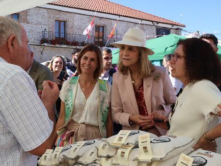 Imagen Labajos acoge, con una gran respuesta del público, la Caravana de Alimentos de Segovia en su séptima Feria del Garbanzo, que ha galardonado a la infanta doña Elena
