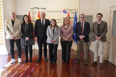 Imagen Carmen Vargas-Machuca toma posesión como viceinterventora de la Diputación, en un acto en el que el presidente pide que la institución 