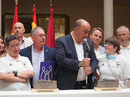 Imagen Las campeonas del Torneo Internacional de Rugby de Habilidades Mixtas, Celia Mesonero y Tamara Maldonado, reciben un homenaje en la Diputación