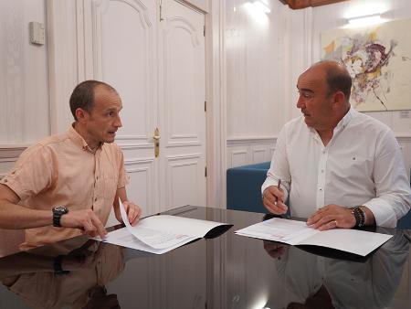 Imagen Miguel Ángel de Vicente firma el convenio con el que la Diputación respalda económicamente el XLIV Concurso de Cuentos Emiliano Barral del IES Andrés Laguna