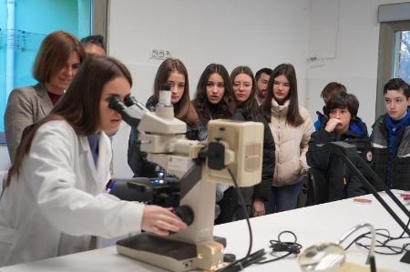 Imagen La Semana Solidaria del colegio Claret hace parada en el laboratorio de Prodestur para dar a conocer a los alumnos el trabajo de análisis de aguas de la Diputación