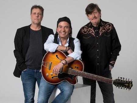 Imagen Los Secretos se presentan en formato de trío acústico, ante un Teatro Juan Bravo lleno y deseoso por escucharlos