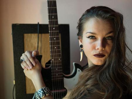 Imagen Ghalia Volt, la ‘mujer banda’, sube al escenario del Teatro Juan Bravo en la recta final de su intensa gira de invierno