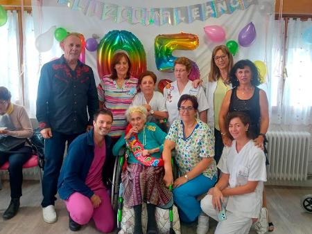 Imagen Rafaela de Andrés, la mujer centenaria de La Alameda de Nava de la Asunción, sigue cumpliendo años en compañía de trabajadores y residentes del centro de la Diputación