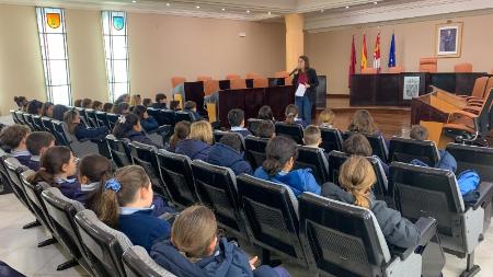 Imagen Un centenar de escolares del colegio de las Madres Concepcionistas visita la Diputación ante la celebración de un nuevo aniversario de la Constitución
